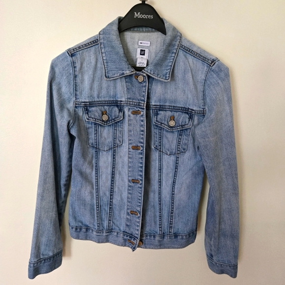 Blue Jean Jacket with Classic Trucker Style and Fitted Silhouette - Picture 1 of 5